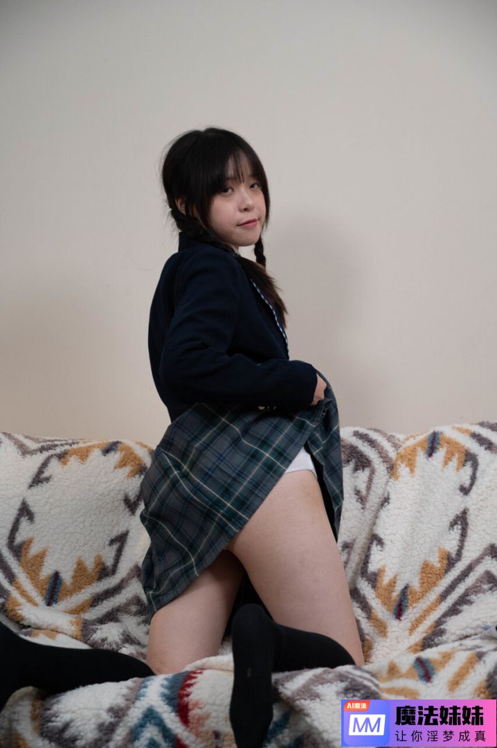 萝莉中国学生妹子，真的太嫩了 穿着自服被操的感觉真爽！  第6张
