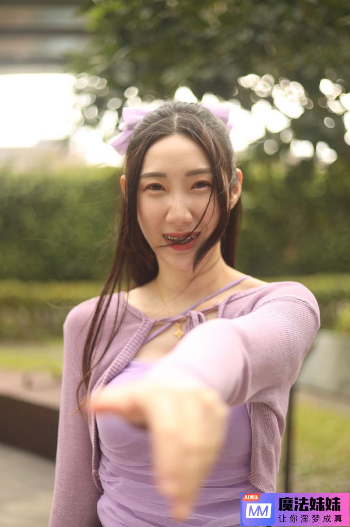中国贝贝构成在一个普通的衣服之前骑一个家伙在热内衣  第3张